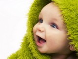 bébé sous une couverture verte