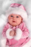 bébé dans une tenue rose d'hiver