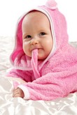 bébé dans un peignoir rose