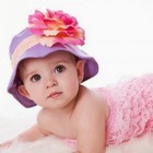 bébé avec un chapeau en fleur