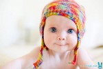 bébé avec un bonnet